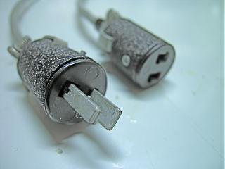 古い Moog の S-Trig に使用されていたシンチ／ジョーンズのコネクター