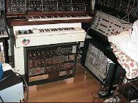 白いメロトロンの下が Paia、その右がDoepfer のモジュラー